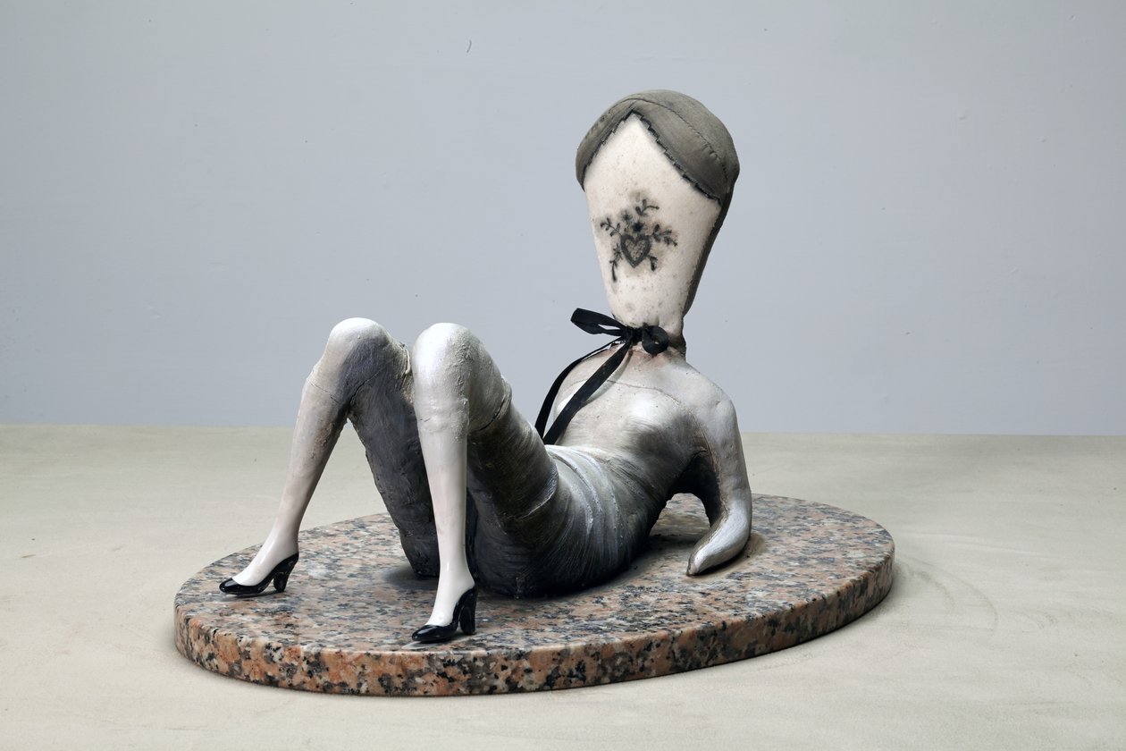 Cuscino Dirty Love, 2014 (tessuto, argilla, pittura su granito) da Cathie Pilkington