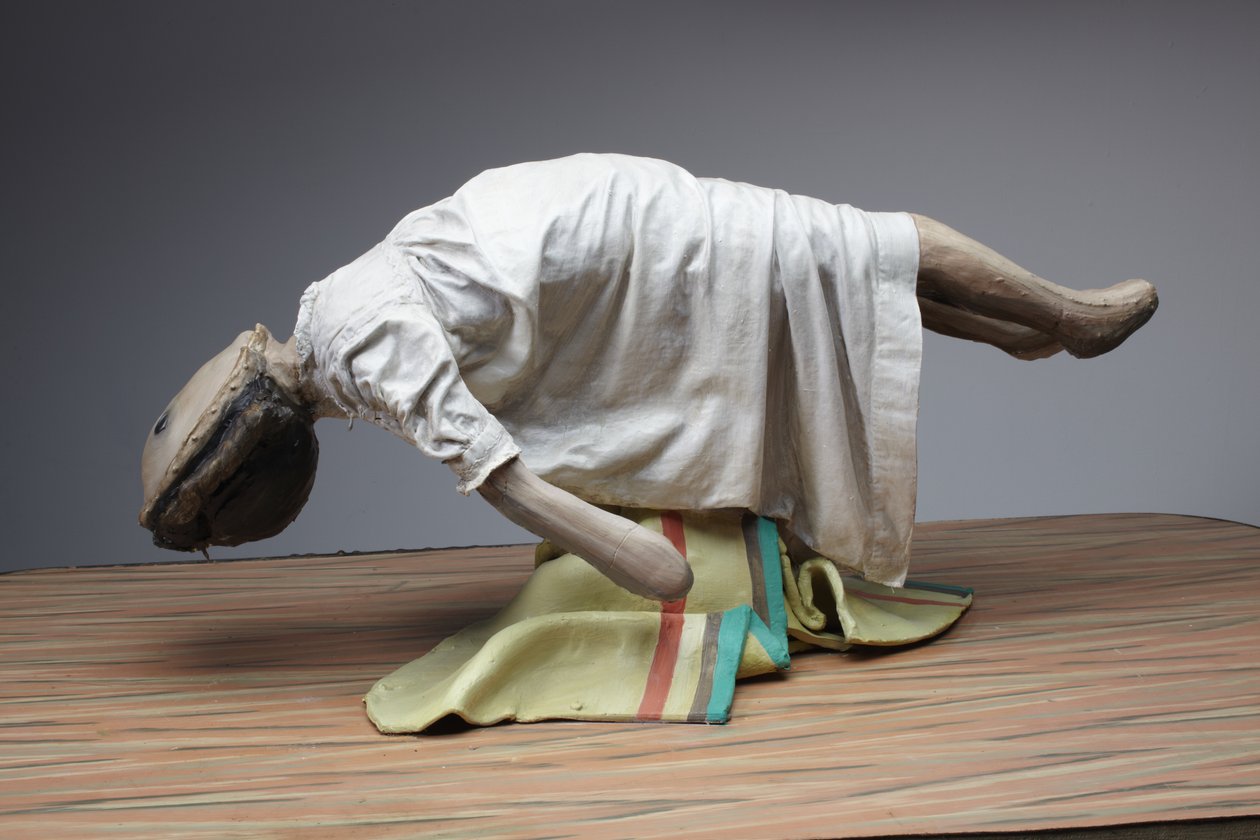 Bambola levitante, 2010 (legno, acciaio, argilla, tessuto, lino, pittura) da Cathie Pilkington