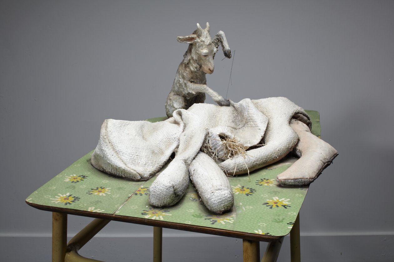 Madre, 2010 (legno, coperta, paglia, argilla, lino, acciaio, pittura) da Cathie Pilkington