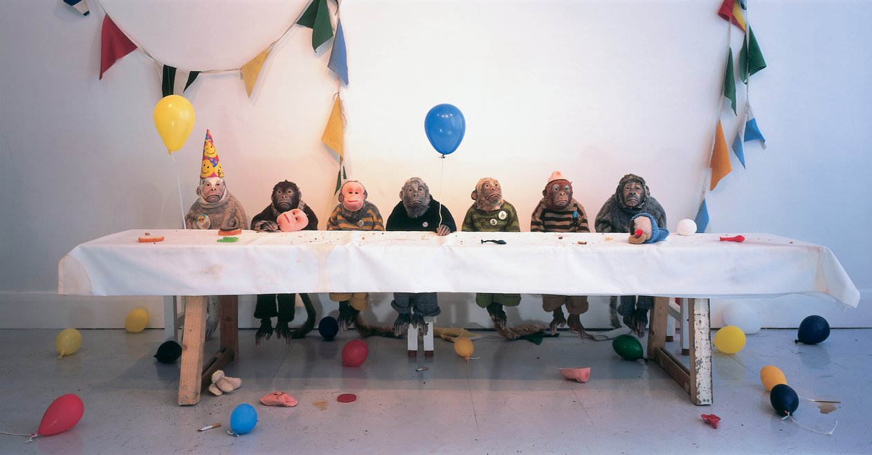 Singerie, 2004 (gesmonite, pelliccia, lana, legno, accessori per feste) da Cathie Pilkington