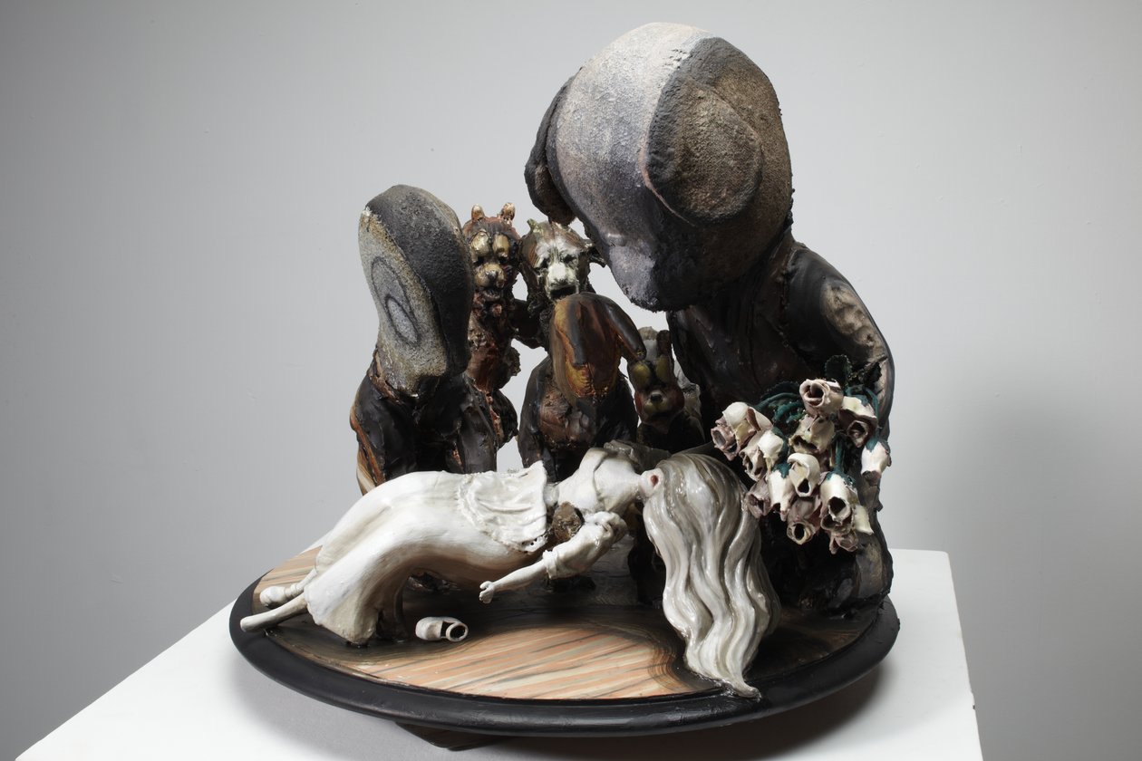 Biancaneve, 2010 (legno, lino, gesso, argilla, tessuto, pittura) da Cathie Pilkington