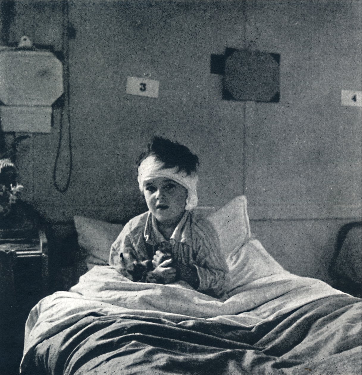 Un bambino piccolo che respira leggermente e sente la vita in ogni arto, cosa dovrebbe sapere da Cecil Beaton