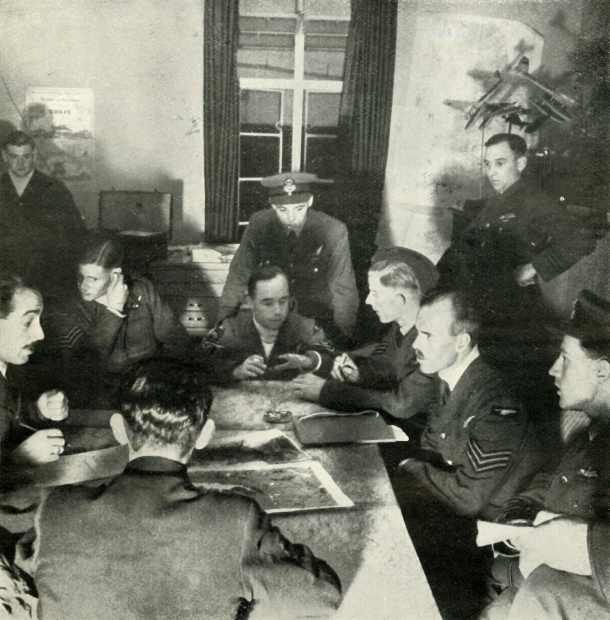 Interrogatorio degli equipaggi, W.A.A.F. Aiuto in questo lavoro, c1943 da Cecil Beaton