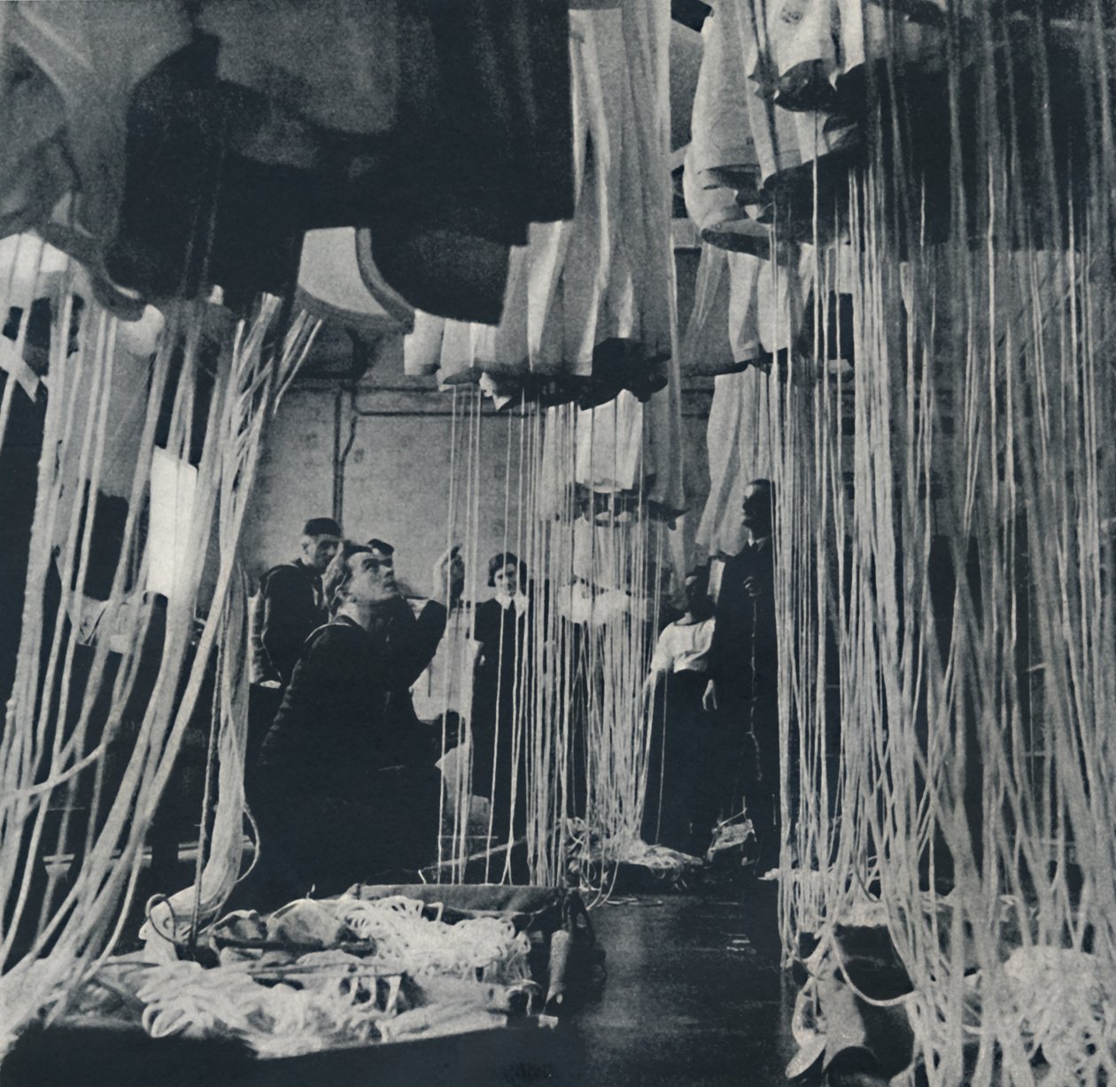 Telaio della vita testando i paracadute per la Fleet Air Arm, 1941 da Cecil Beaton