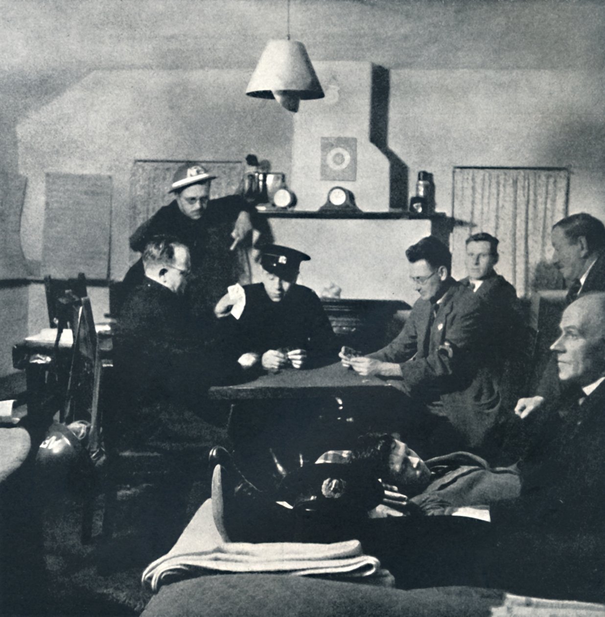 Guardia notturna: la squadra antincendio si rilassa, 1941 da Cecil Beaton