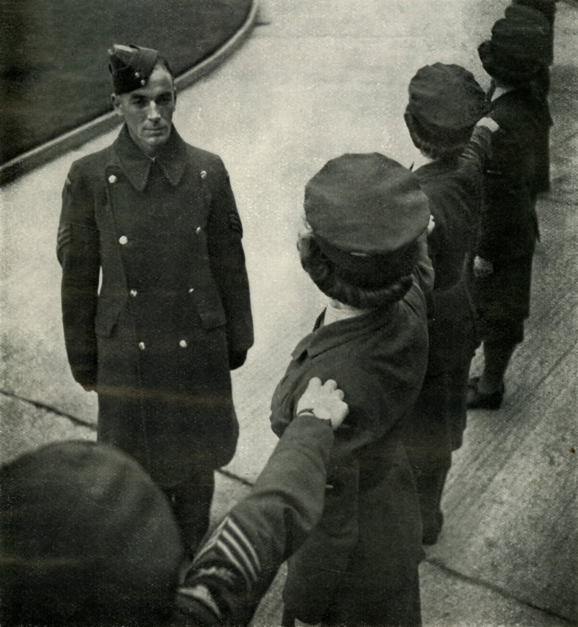 Sergente della R.A.F. addestra le aviatrici, c. 1943 da Cecil Beaton