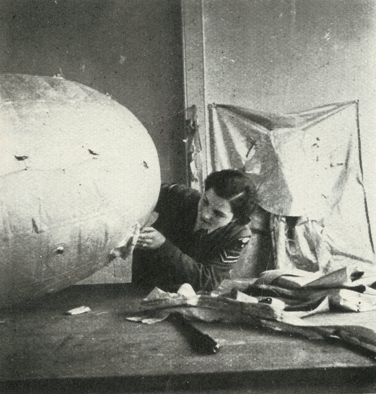 Riparazione dei palloni di sbarramento da Cecil Beaton