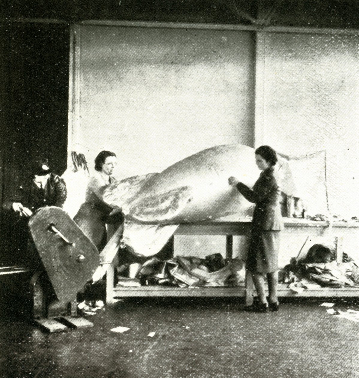 Riparazione dei palloni di sbarramento, c1943 da Cecil Beaton
