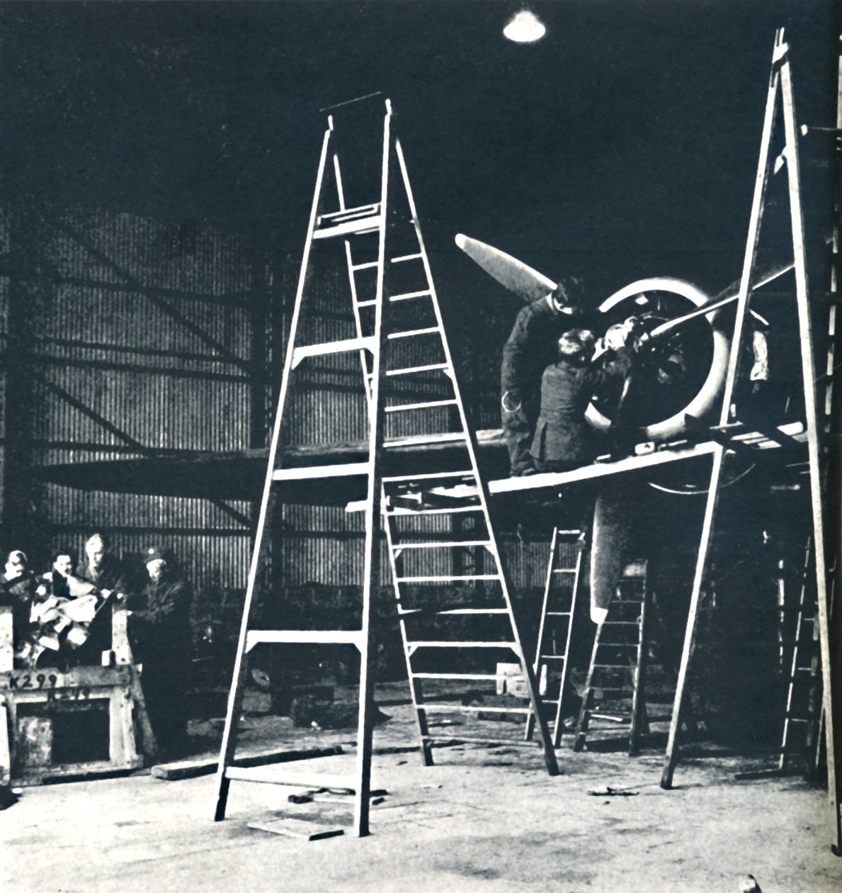 Il lavoro delle squadre di terra non finisce mai, 1941 da Cecil Beaton