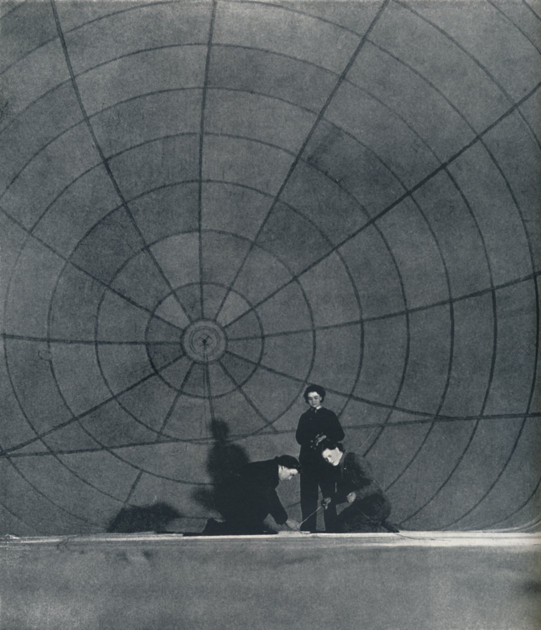 Le WAAFS lavorano su un pallone, 1941 da Cecil Beaton