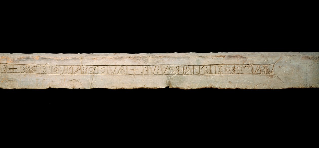 Arte celtica: "tributo alle divinità". Iscrizione incisa in alfabeto celtico (Ogham). Dalla regione di Como, Italia. Fine VI inizio V secolo a.C. da Celtic