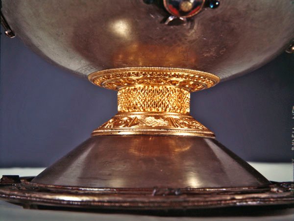 Il Calice di Ardagh, Reerasta, Contea di Limerick (argento con doratura in argento, smalto, ottone e bronzo) (dettaglio) da Celtic