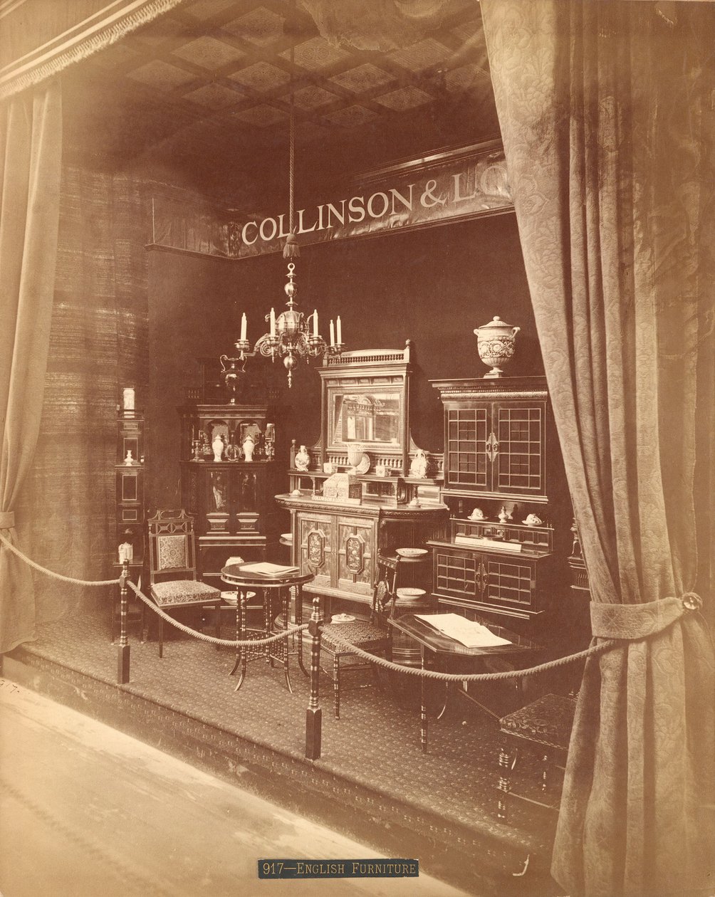 Esposizione di mobili di Collinson & Lock da Centennial Photographic Co.