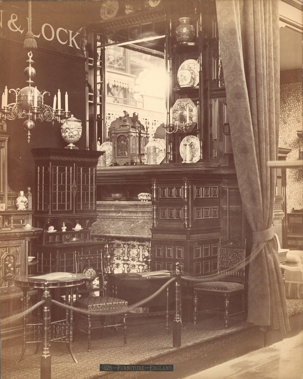 Esposizione di mobili di Collinson & Lock da Centennial Photographic Co.