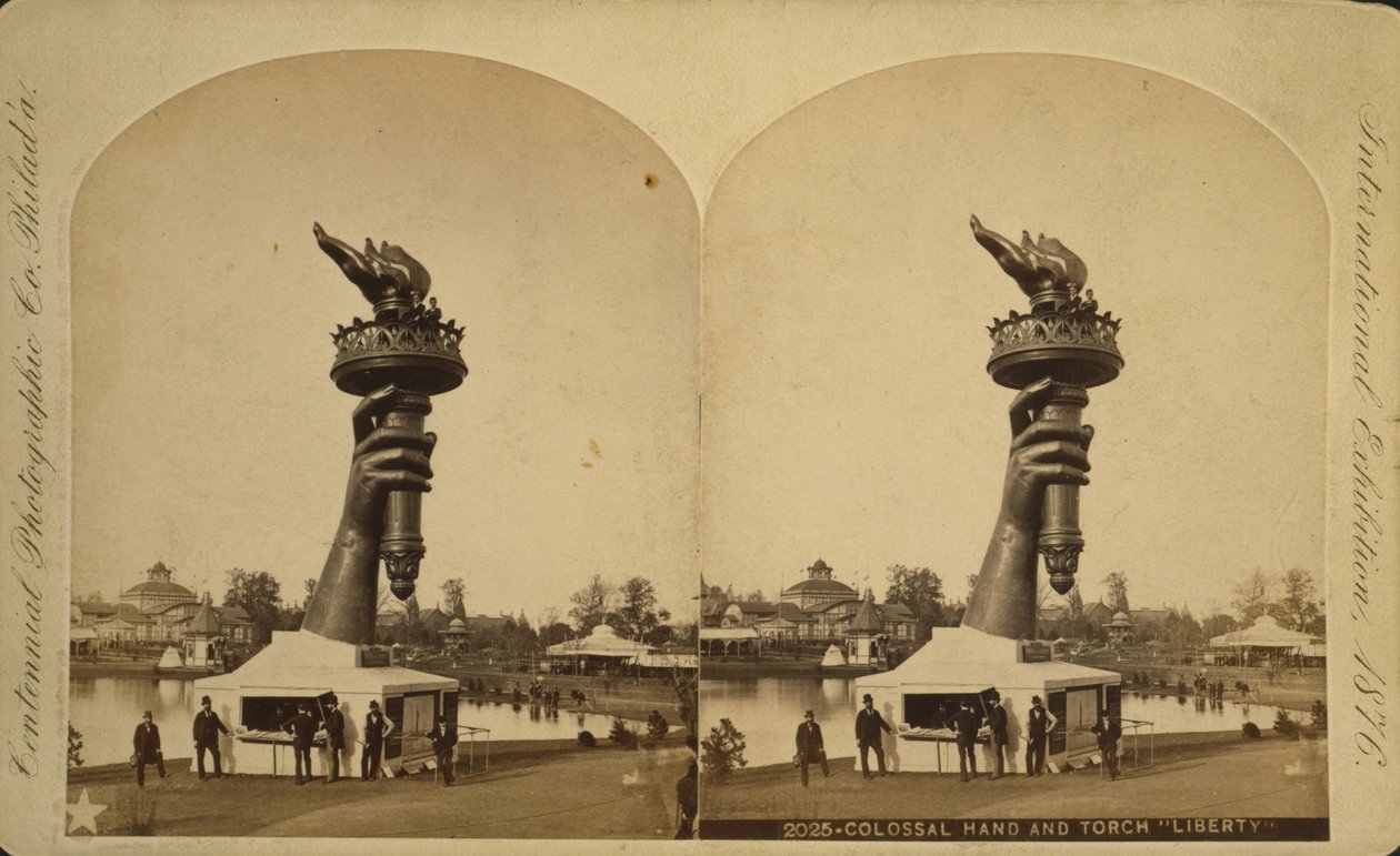 Mano colossale e torcia della "Libertà" in mostra alla Centennial Exhibition di Filadelfia da Centennial Photographic Co.