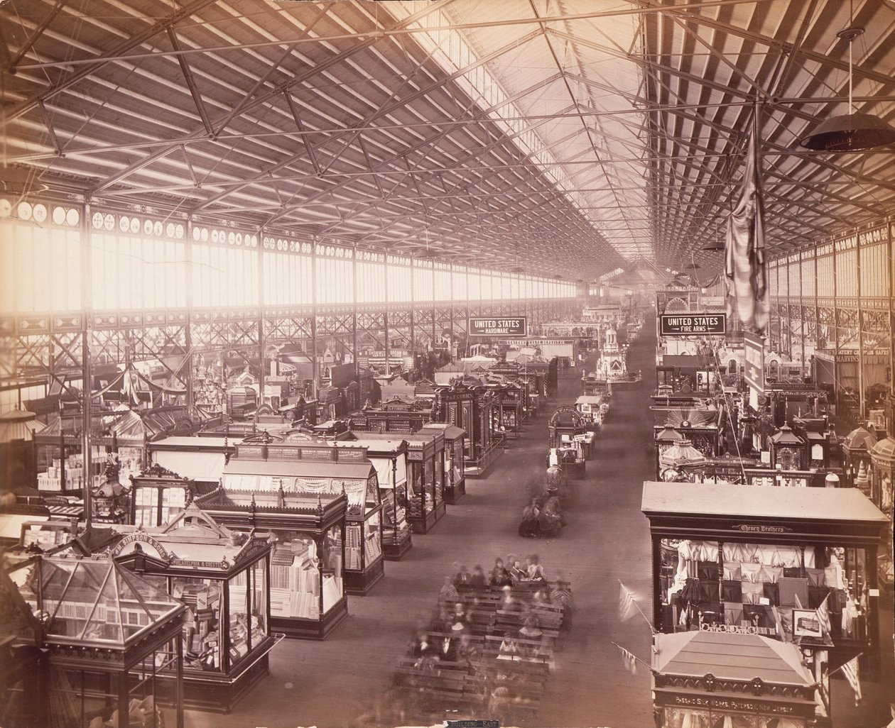 Edificio principale, dalla galleria est, Esposizione Centennale, Filadelfia da Centennial Photographic Co.