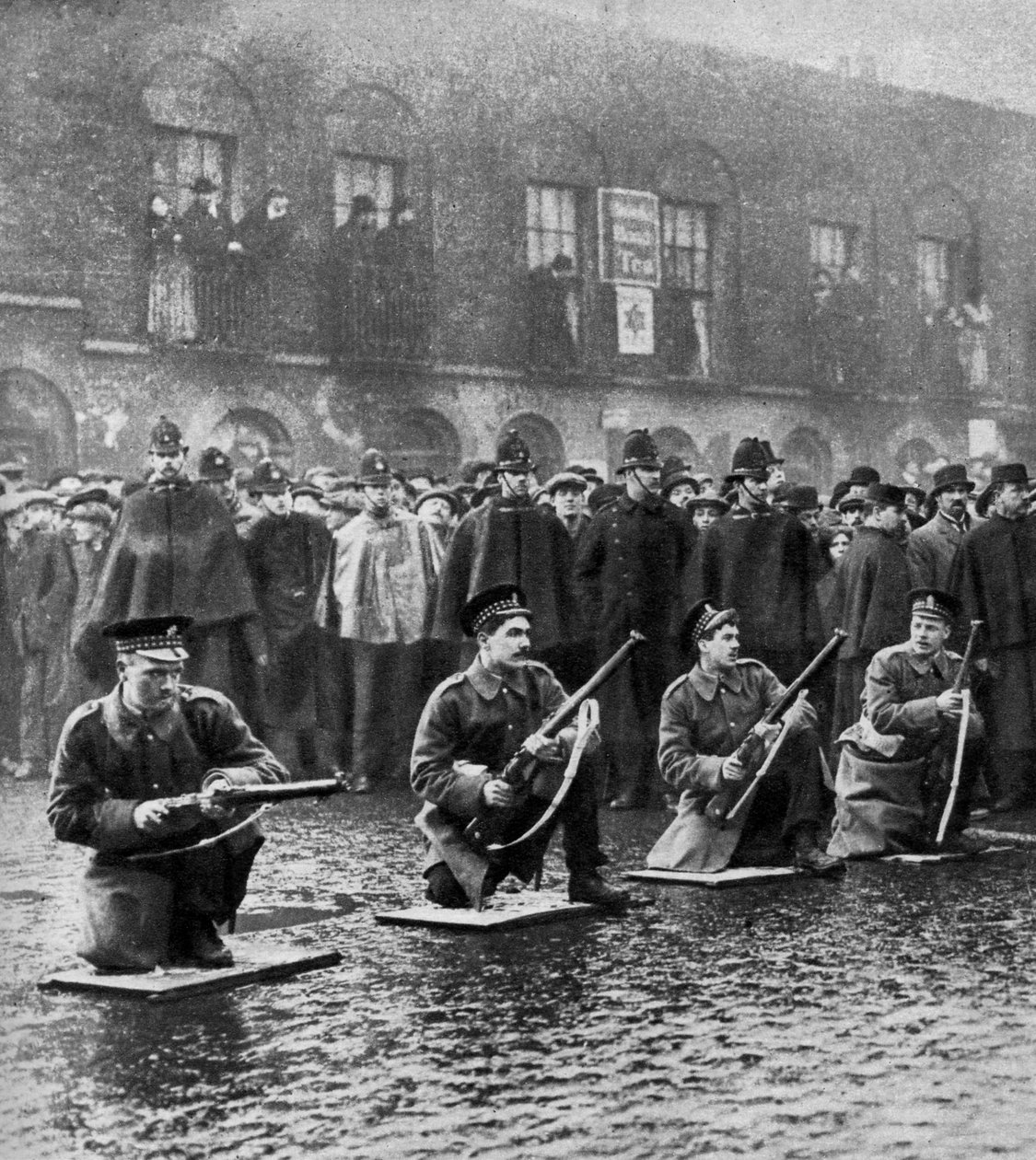 Stallo a Sidney Street, Stepney, Londra, 3 gennaio 1911 da Central Press