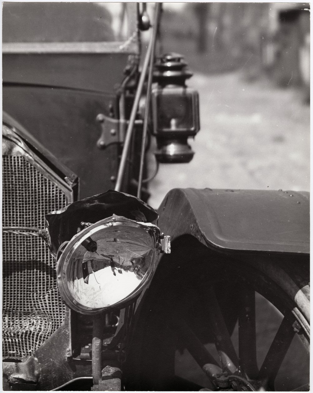 Primo piano di un faro di automobile danneggiato da Charles Clement Holt