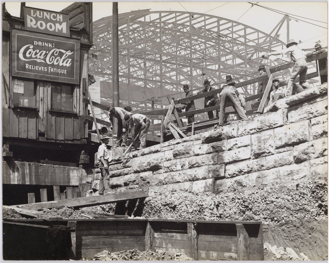Lavori di costruzione presso o vicino ai capannoni della stazione ferroviaria di St. Louis Union da Charles Clement Holt