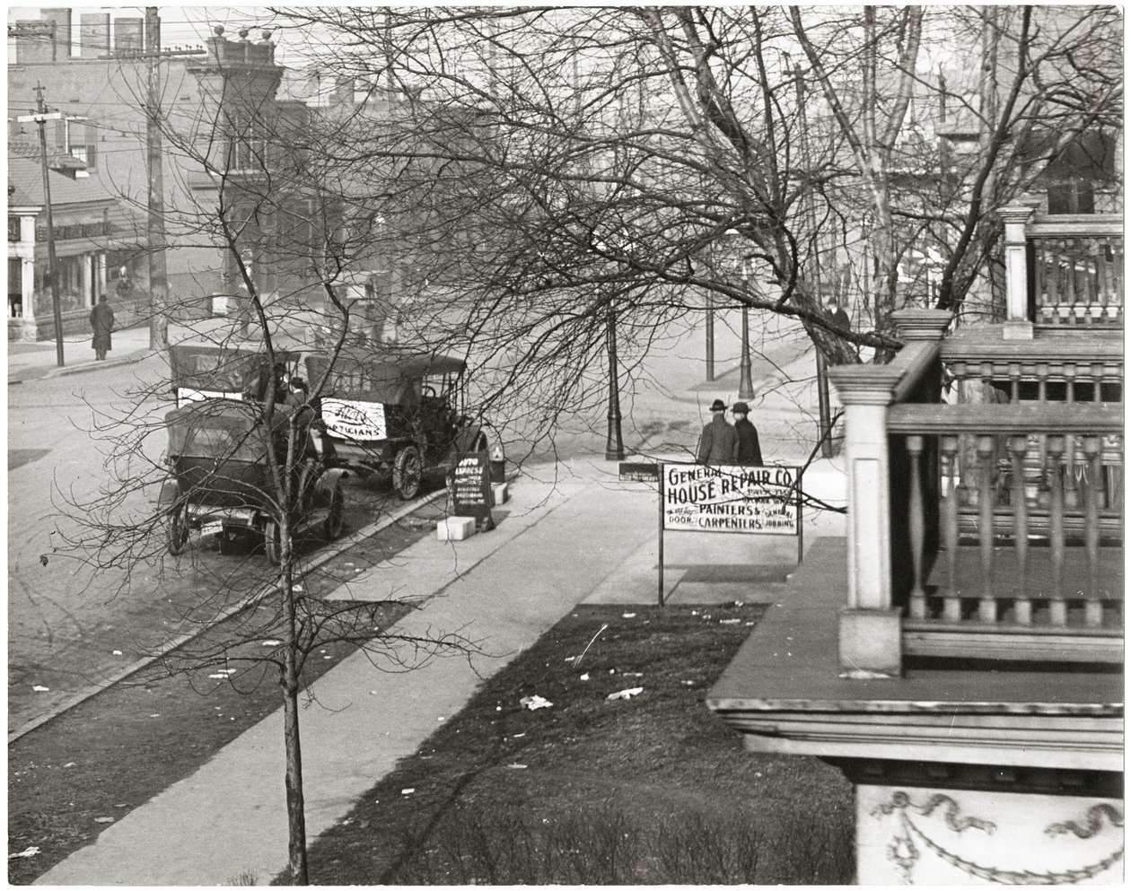 Fotografia orizzontale in bianco e nero che mostra una scena di marciapiede non identificata da Charles Clement Holt
