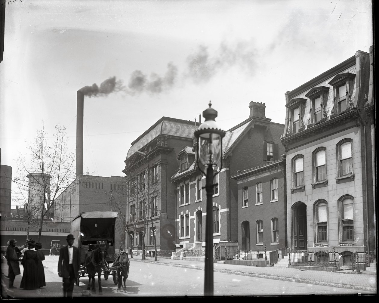 Lawton Street guardando a ovest verso Beaumont. Polar Wave Ice and Fuel Company, Beaumont Medical College e la casa del dottor Gustavus H. E. Baumgarten sullo sfondo da Charles Clement Holt