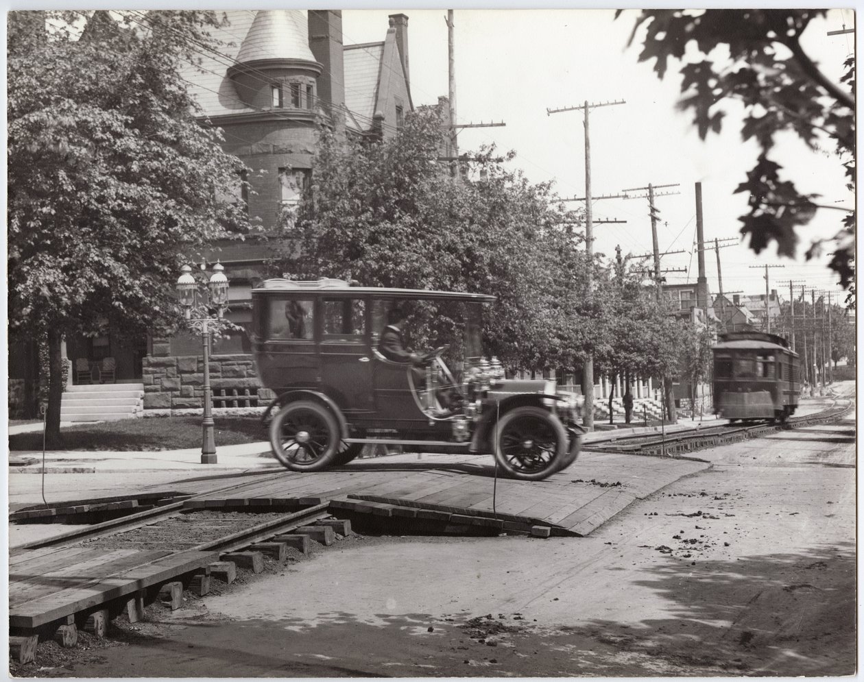 Limousine Packard che attraversa i binari del tram a Lindell Boulevard e Boyle Avenue da Charles Clement Holt