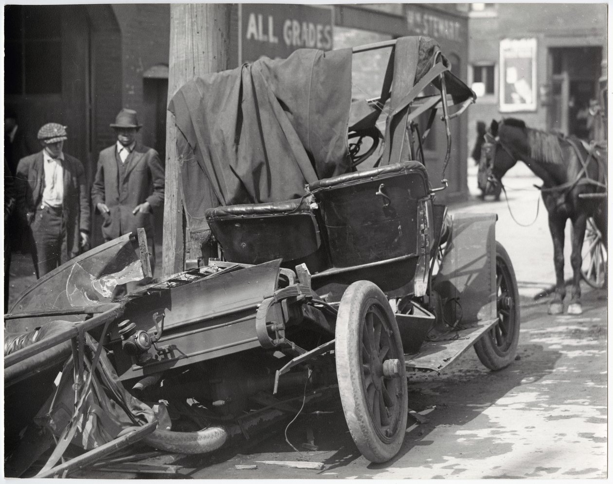 Automobile distrutta dopo una collisione da Charles Clement Holt