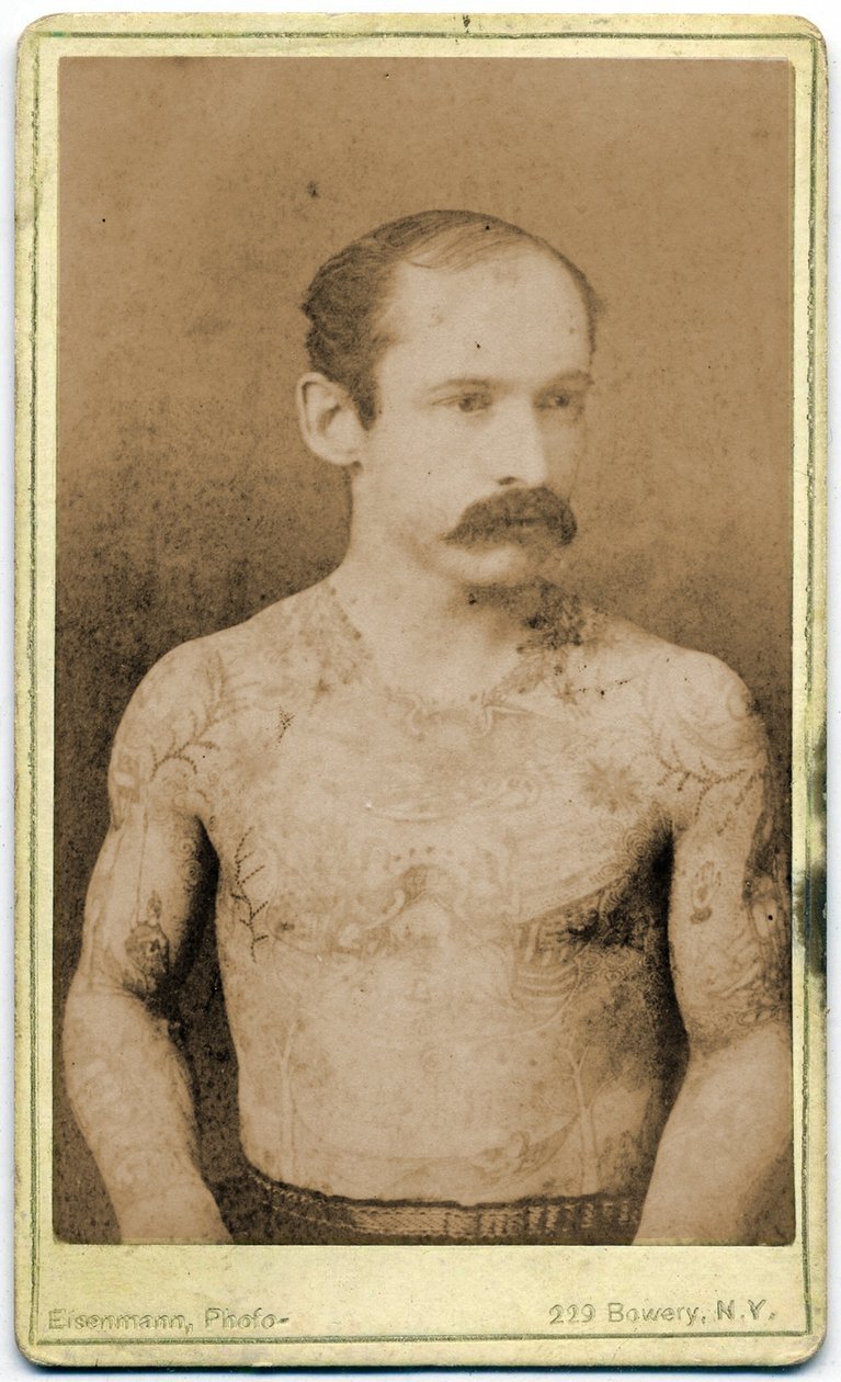 Carta da visita di un uomo tatuato, c.1899 da Charles Eisenmann