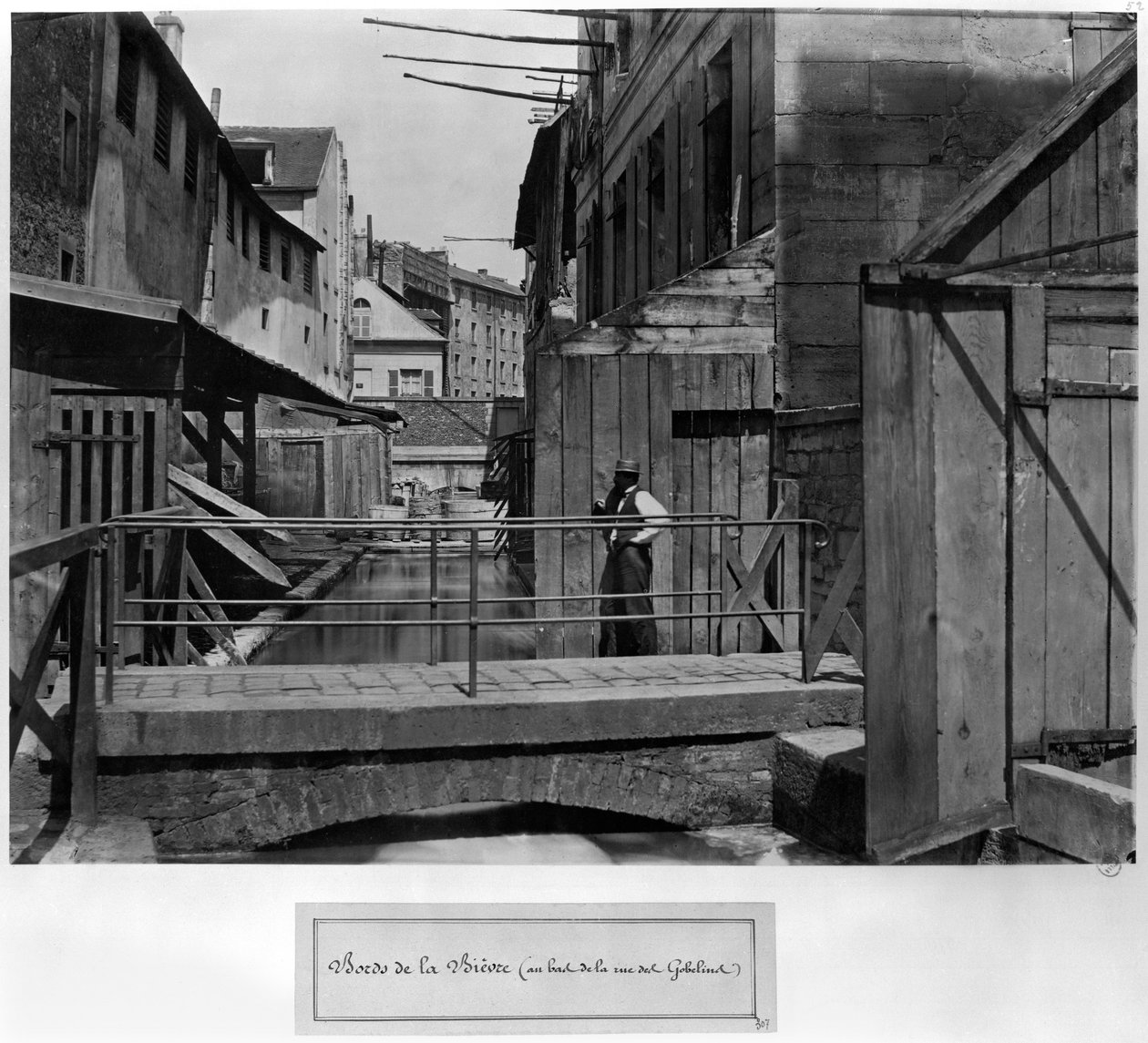 Le rive della Bievre, in fondo a rue des Gobelins, Parigi, 1858-78 da Charles Marville
