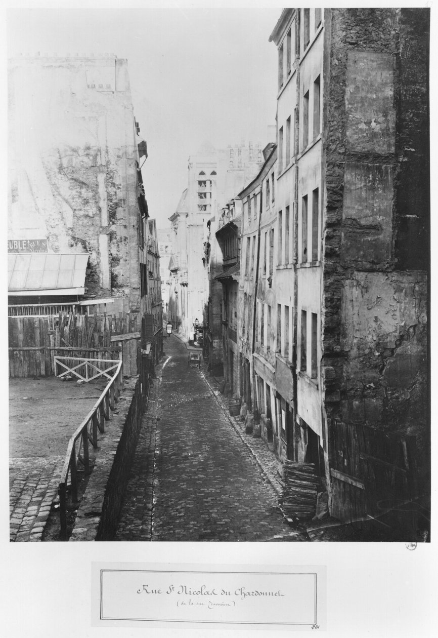 Rue Saint-Nicolas-du-Chardonnet, dalla strada Traversine, Parigi, 1858-78 da Charles Marville