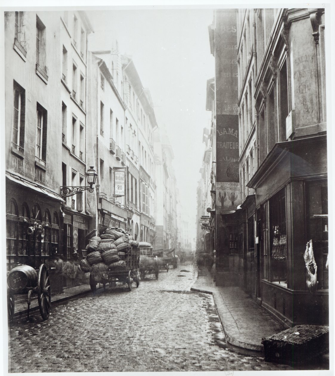 Rue de la Grande Truanderie, dalla rue Montorgueil, Parigi, 1858-78 da Charles Marville