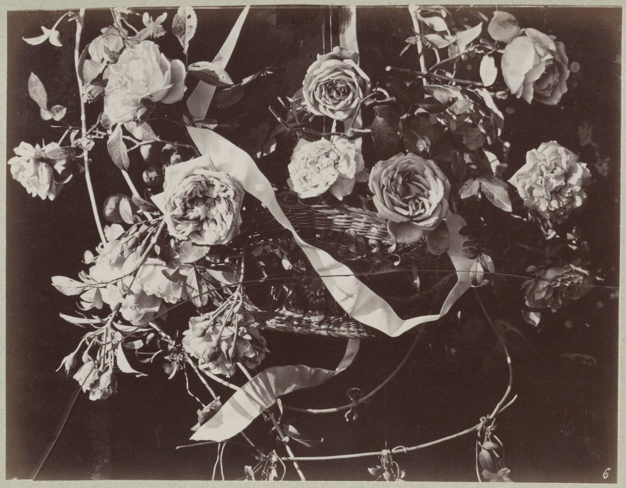 Studio di fiori con cesto e nastri da Charles Aubry (manner of)