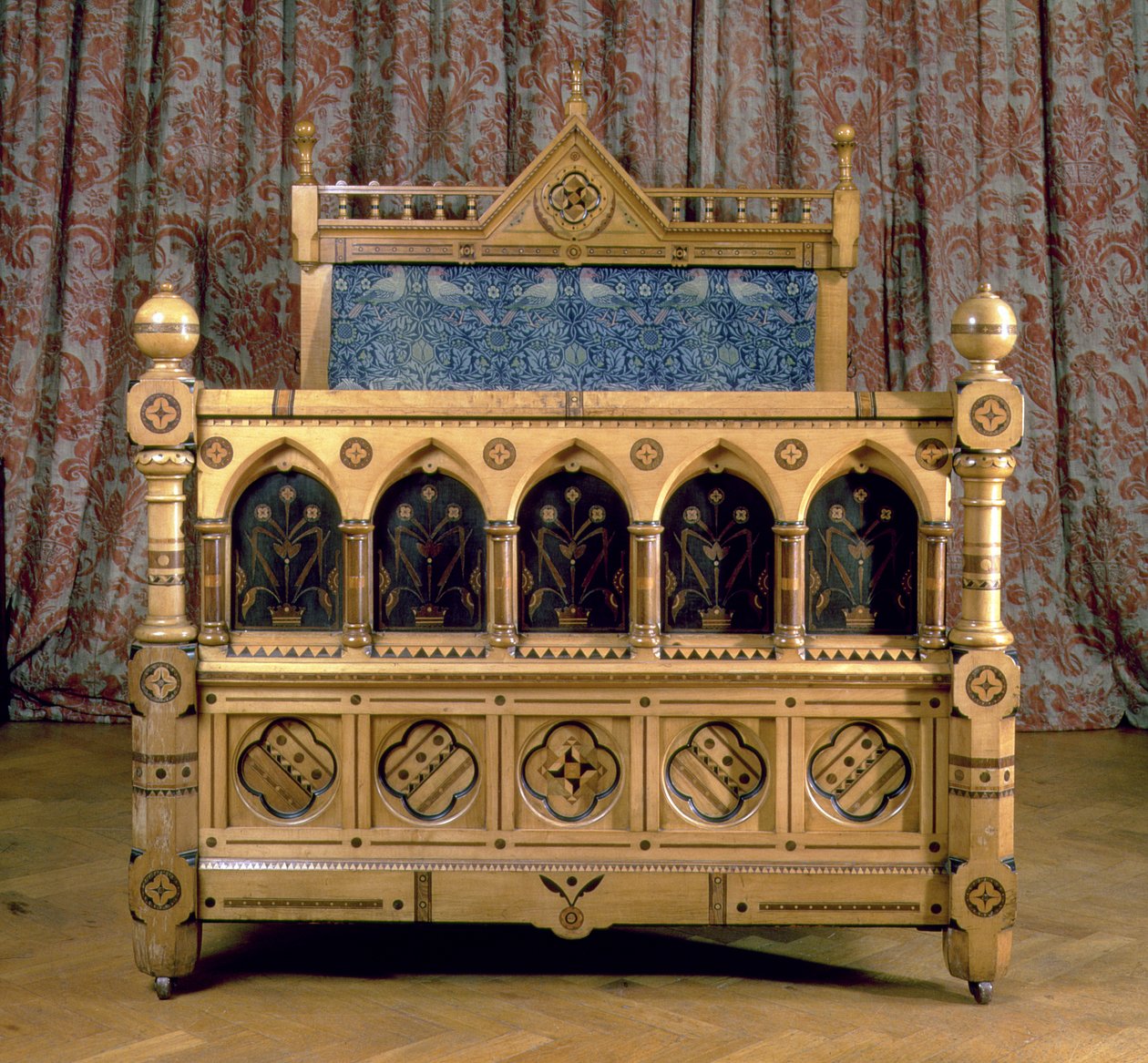 Letto intarsiato in stile gotico con testiera imbottita, realizzato da Marsh & Jones, c.1866 da Charles Bevan