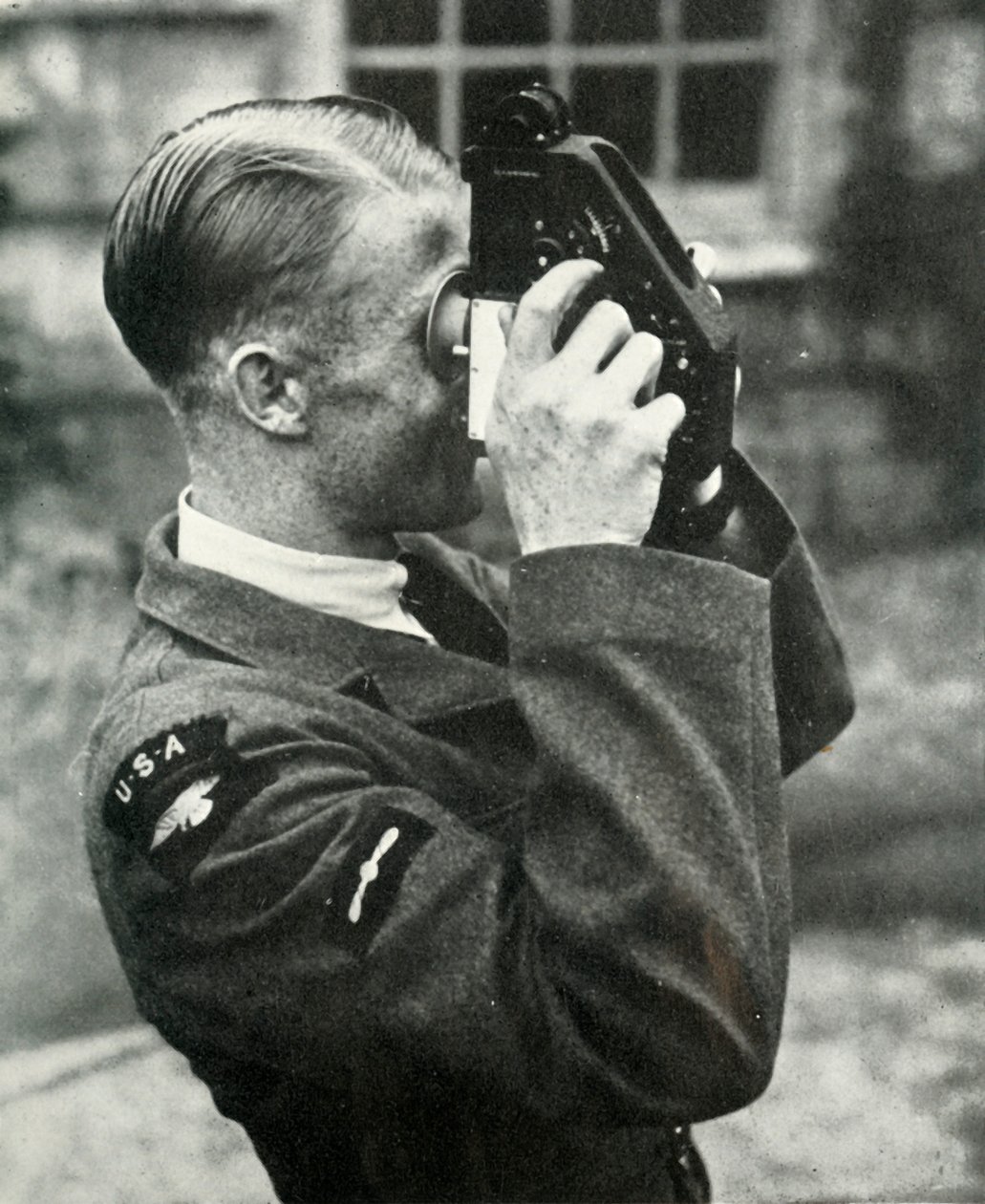 Aviatore che impara la navigazione durante la Seconda Guerra Mondiale, 1941 da Charles Brown