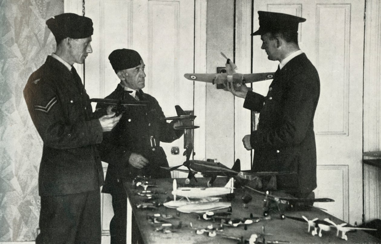 Personale della RAF che impara a identificare gli aerei durante la Seconda Guerra Mondiale, 1941 da Charles Brown