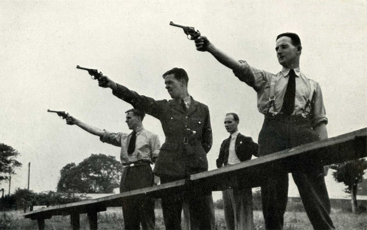 Pratica di tiro con il revolver alla Scuola di Addestramento al Volo Elementare, 1941 da Charles Brown