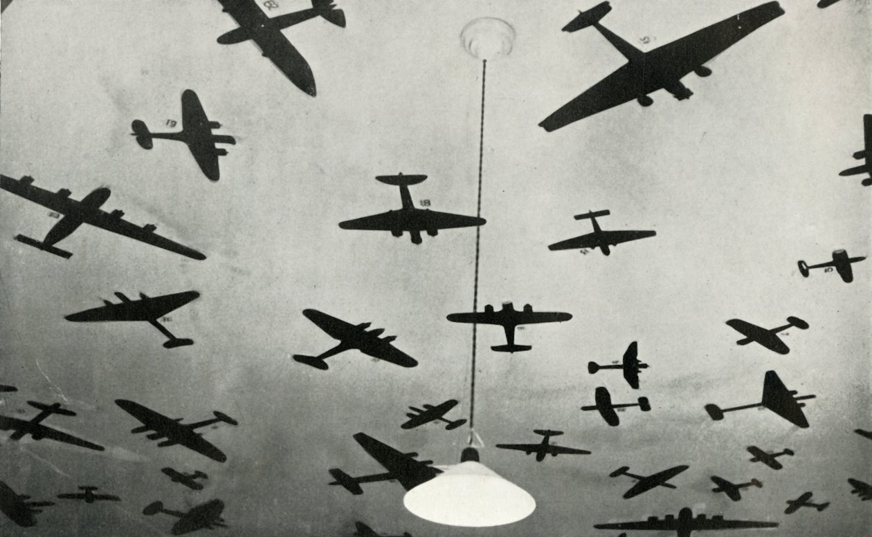 Silhouette di aerei militari...in una scuola di addestramento RAF durante la Seconda Guerra Mondiale, 1941 da Charles Brown