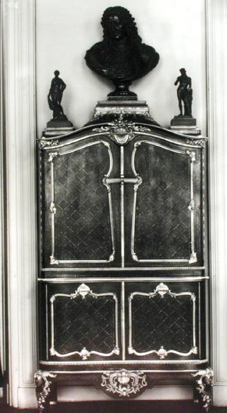 Cabinet con un busto di Luigi d