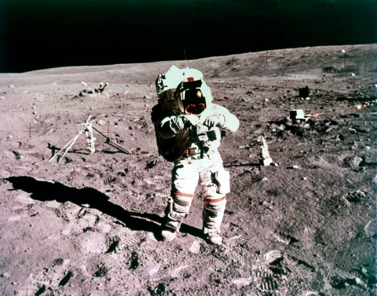 Astronauta John Young sulla superficie lunare, missione Apollo 16, 21 aprile 1972 da Charles Duke