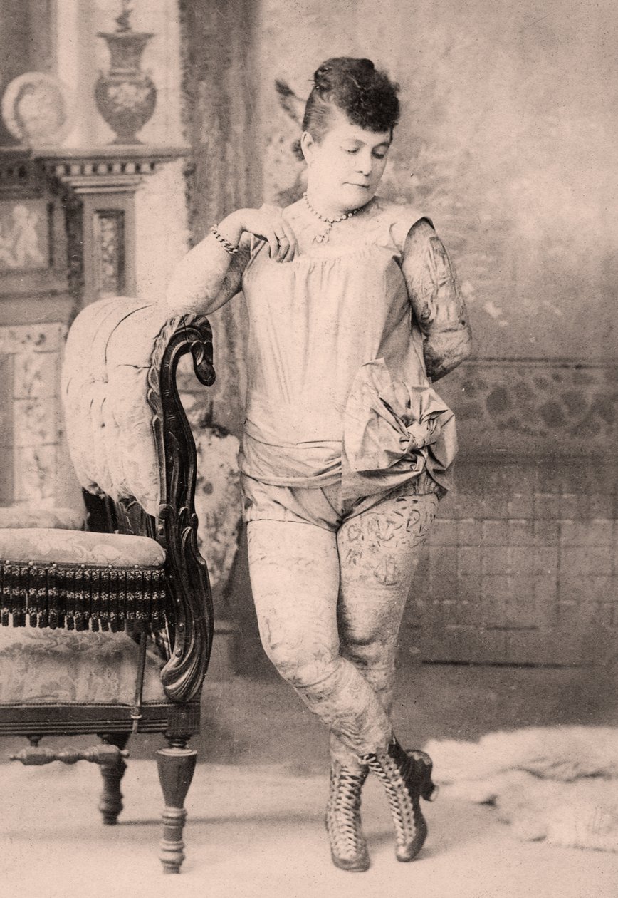 Ritratto di Nora Hilderbrandt, la donna tatuata da Charles Eisenmann
