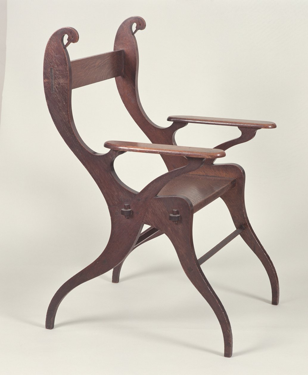 Poltrona o sedia cigno progettata da C.F.A. Voysey da Charles Francis Annesley Voysey