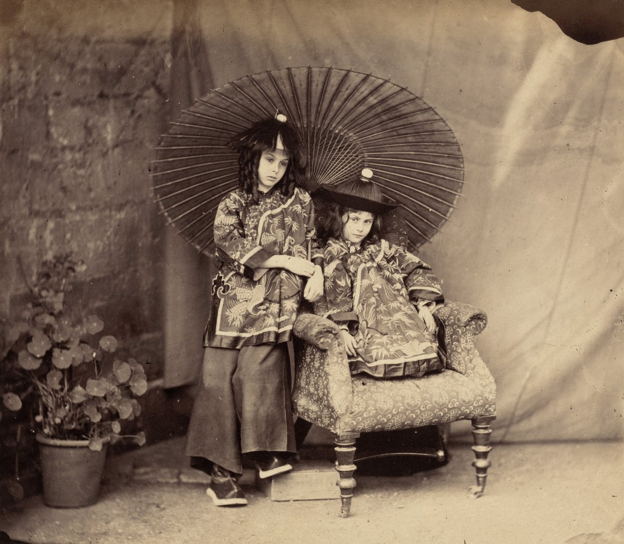 Lorina e Alice Liddell in abiti cinesi da Charles Lutwidge Dodgson