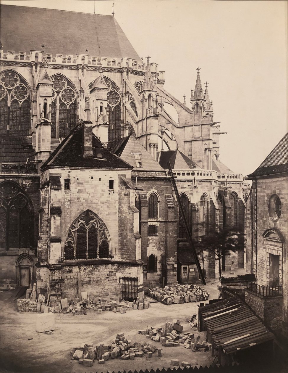Estremità orientale, cattedrale di Troyes in restauro, Francia da Charles Marville