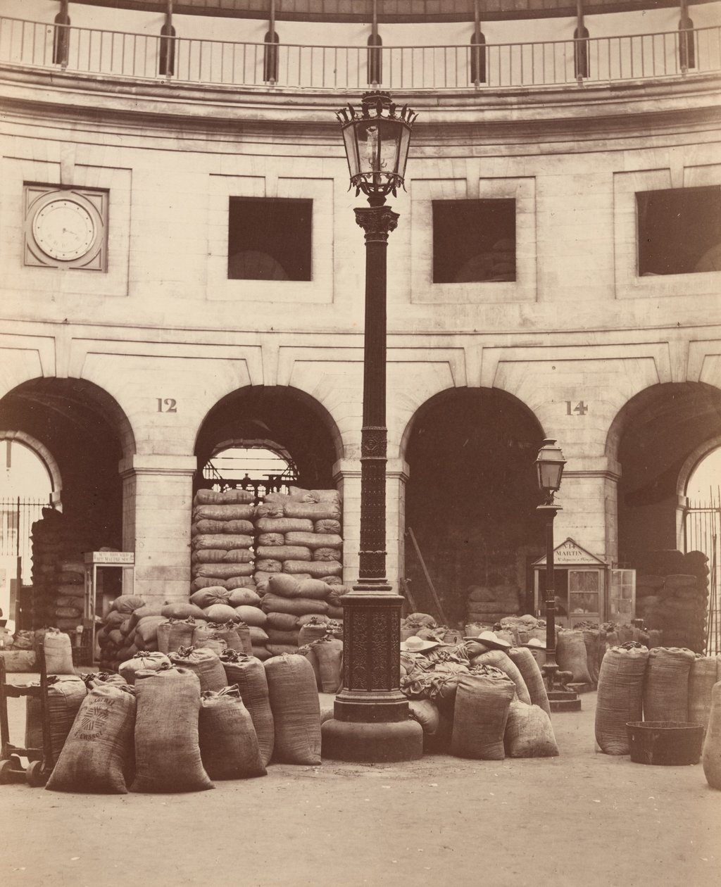 Mercato del grano (interno) da Charles Marville