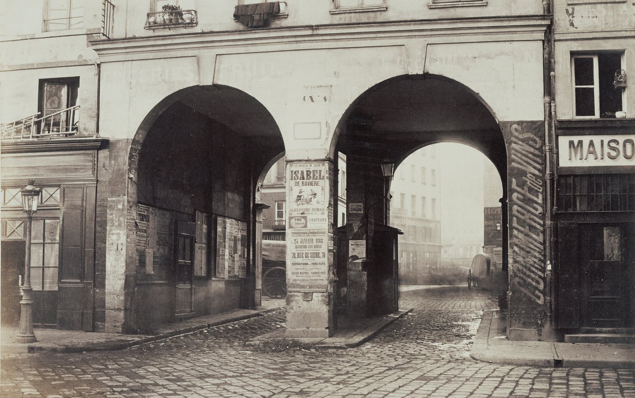 Les Deux-Portes. Veduta da rue des Innocents verso rue de la Ferronnerie. da Charles Marville