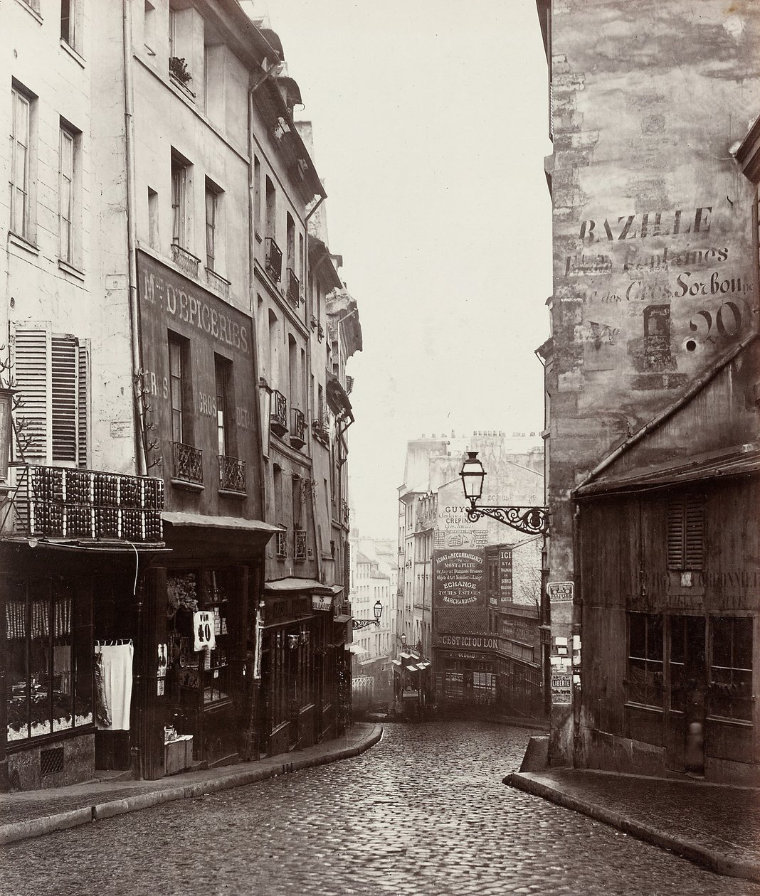 Rue de la Montagne-Sainte-Geneviève vicino all