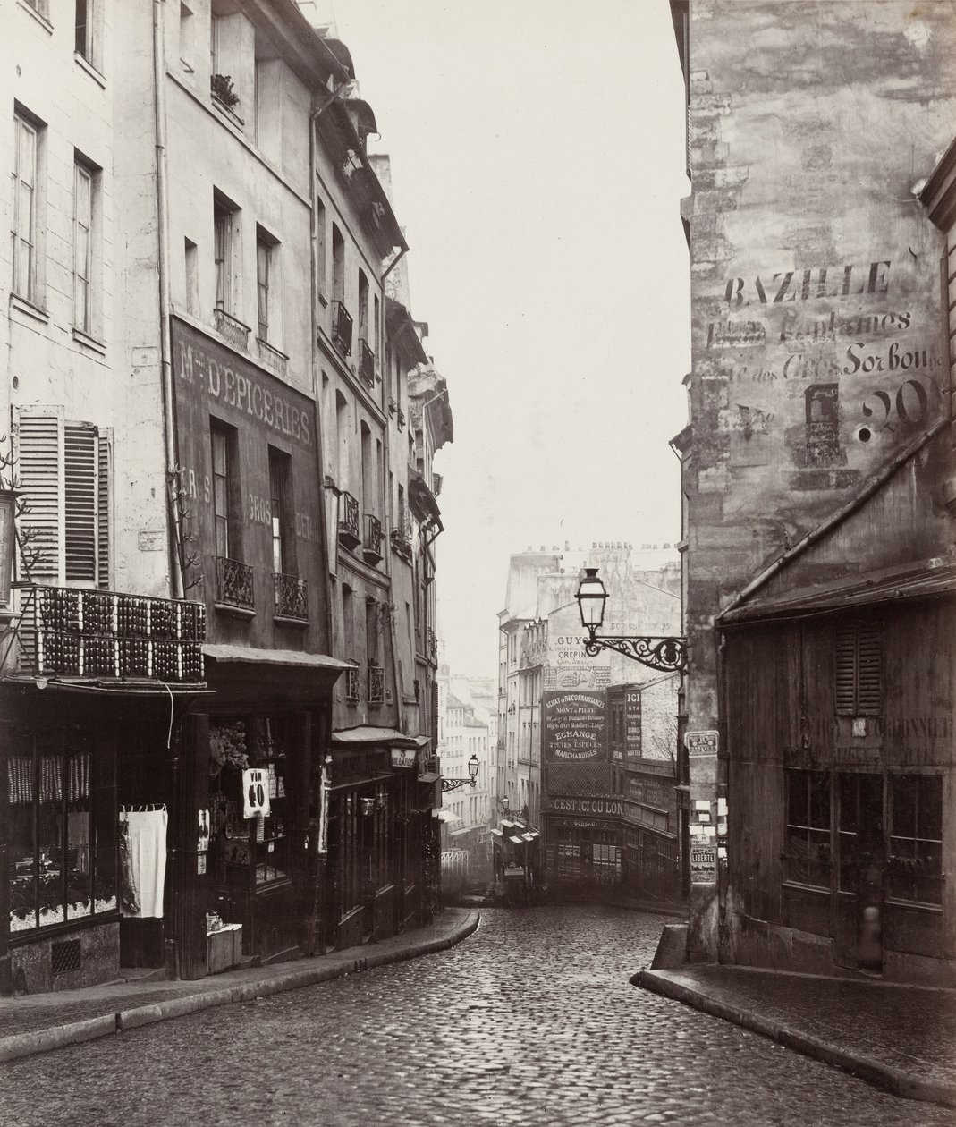 Rue de la Montagne-Sainte-Geneviève vicino all
