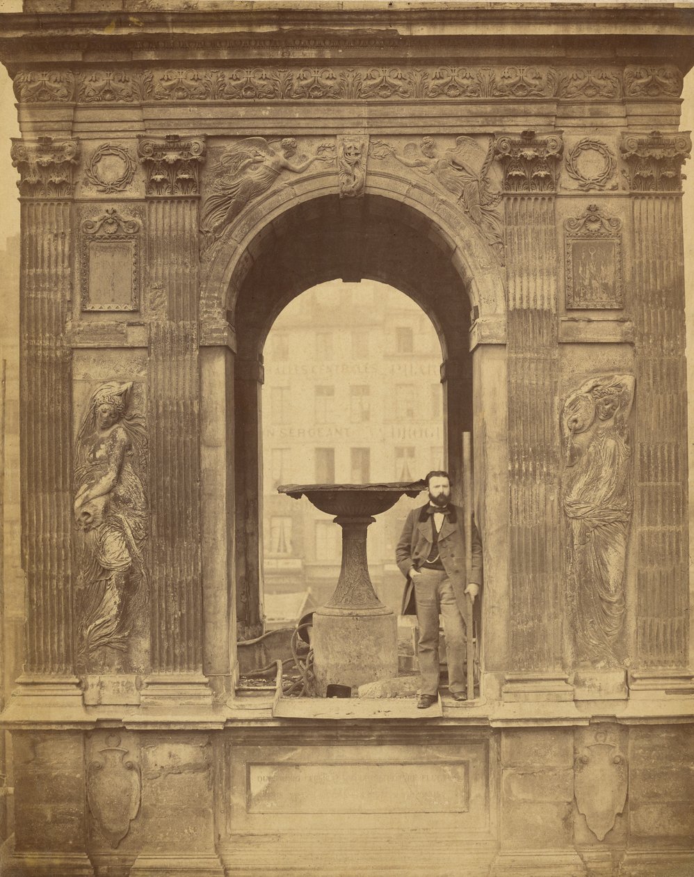 [Uomo non identificato in posa alla Fontaine des Innocents] da Charles Marville