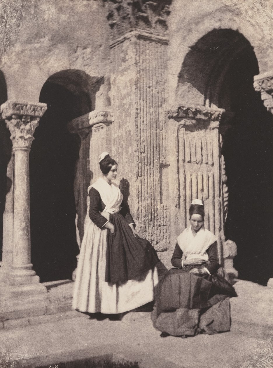 Donne di Arles nel chiostro di Saint-Trophime (Women from Arles in the Cloisters of Saint Trophime) da Charles Nègre
