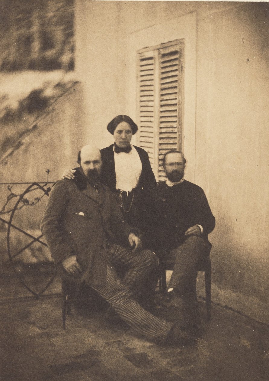 Ritratto di Rachel Félix e di due uomini non identificati su un balcone da Charles Nègre